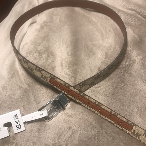 Michael Kors Reversible Logo Leather Belt - Picture 2 of 8